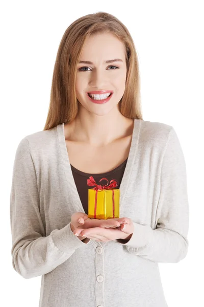 Mooie casual vrouw houden klein cadeau in handen. — Stockfoto