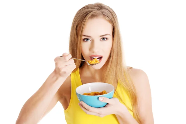 Beautiful caucasian woman eating cereals. — Stock Photo, Image