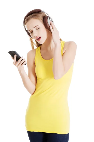 Young beautiful woman listening to music with headphones. — Stock Photo, Image