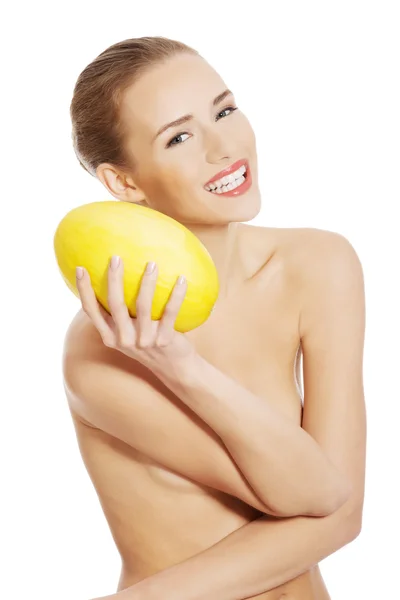 Beautiful naked caucasian woman holds yellow fresh melon. — Stock Photo, Image