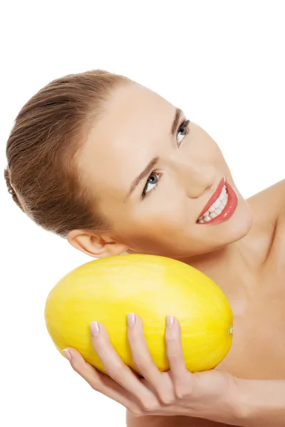 Mulher branca nua bonita detém melão fresco amarelo . — Fotografia de Stock