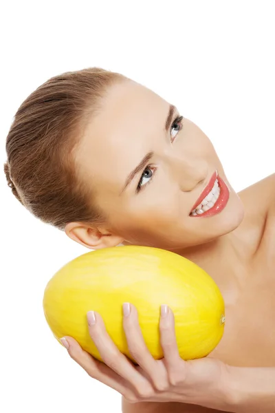 Beautiful naked caucasian woman holds yellow fresh melon. — Stock Photo, Image