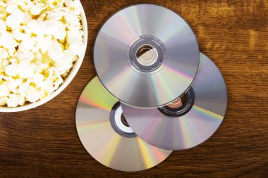 Resim patlamış bir kase ve CD'ler.