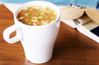 bir fincan sıcak sebze çorbası.