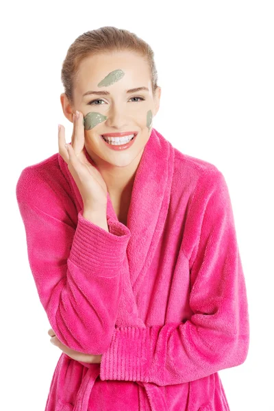 Beautiful caucasian woman with facial mask on face. — Stock Photo, Image