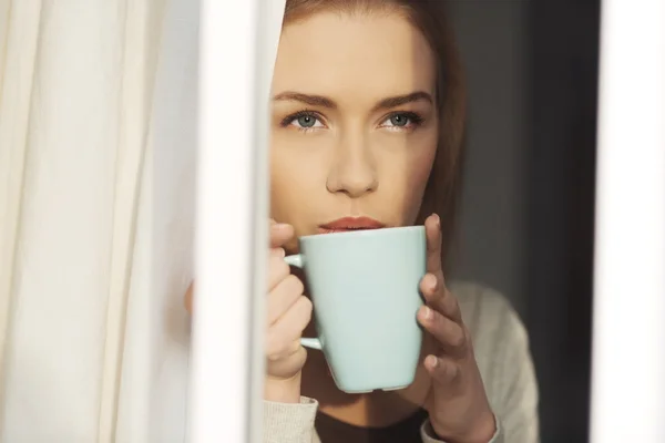 Bella donna caucasica che beve caffè caldo o tè . — Foto Stock