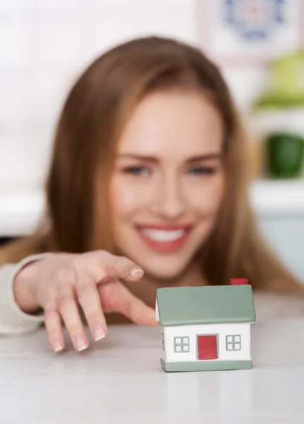 Mooie Kaukasische vrouw en klein huis model. — Stockfoto