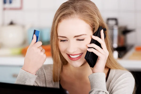 Mooie Kaukasische vrouw praten via telefoon en werken met — Stockfoto