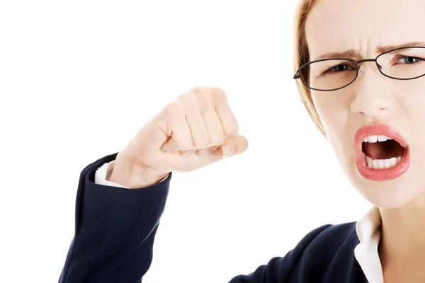 Wściekły zagniewany biznes kobieta stara się Uderzyć pięścią. — Zdjęcie stockowe