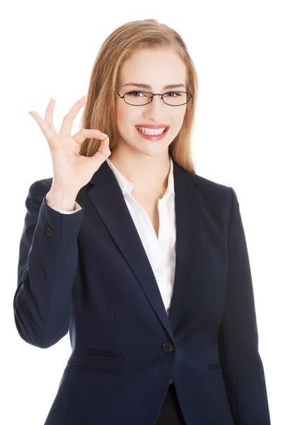 Mulher de negócios bonita mostrando OK . — Fotografia de Stock