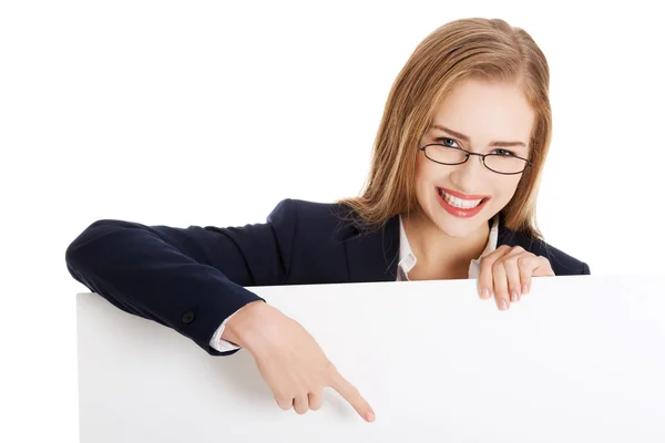 Hermosa mujer de negocios sosteniendo tablero vacío, espacio de copia . — Foto de Stock