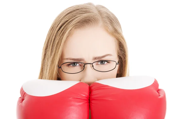 Hermosa mujer caucásica detrás de guantes de boxeo . —  Fotos de Stock