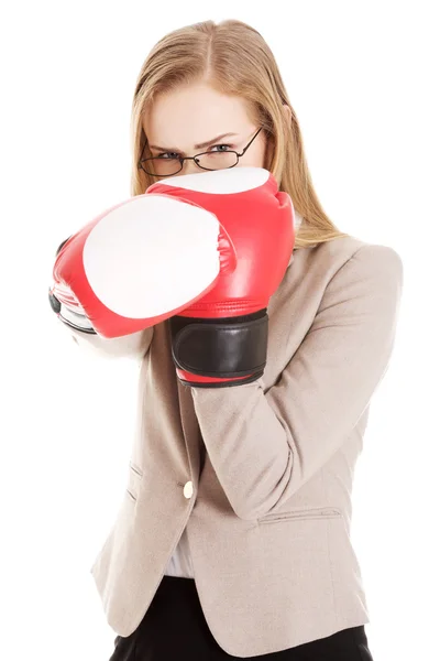 Mujer hermosa caucásica con guantes de boxeo . — Foto de Stock