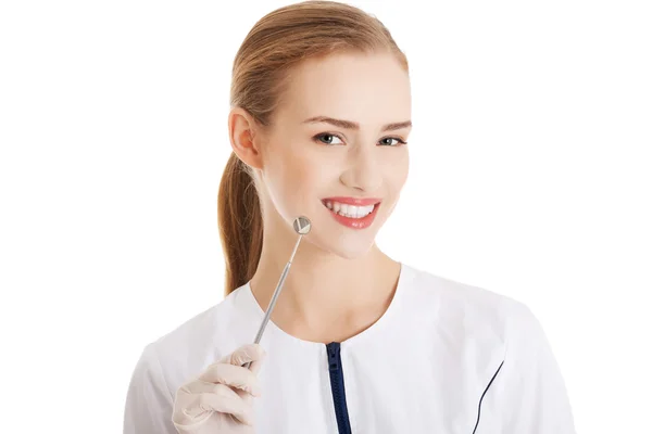 Mladé krásné zubař žena s vybavením. — Stock fotografie