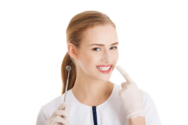 Dama młody piękny dentysta z wyposażeniem. — Zdjęcie stockowe