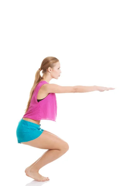 Genç bir beyaz kadın egzersizleri yapıyor. — Stok fotoğraf