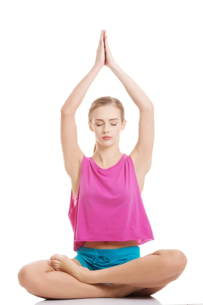 Hermosa joven caucásica mujer está haciendo ejercicio, haciendo yoga . —  Fotos de Stock
