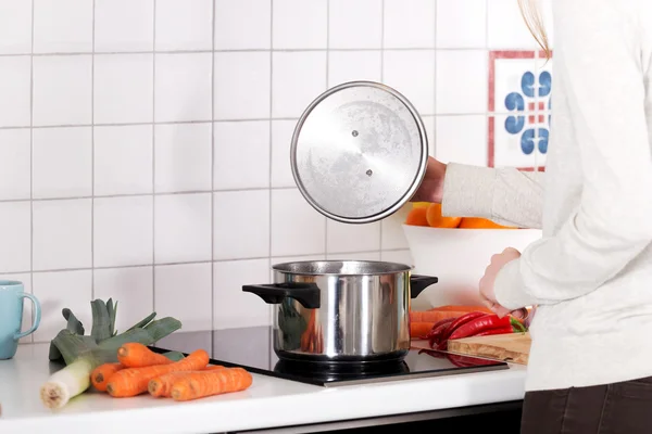 Bella donna caucasica sta cucinando . — Foto Stock