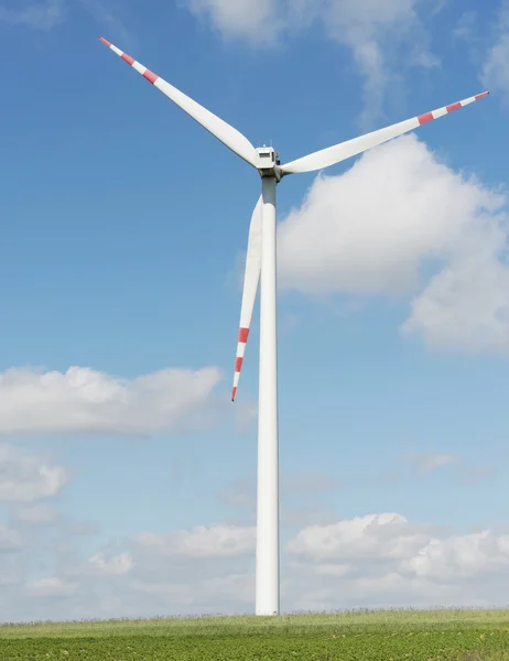 Um gerador de energia eólica . — Fotografia de Stock