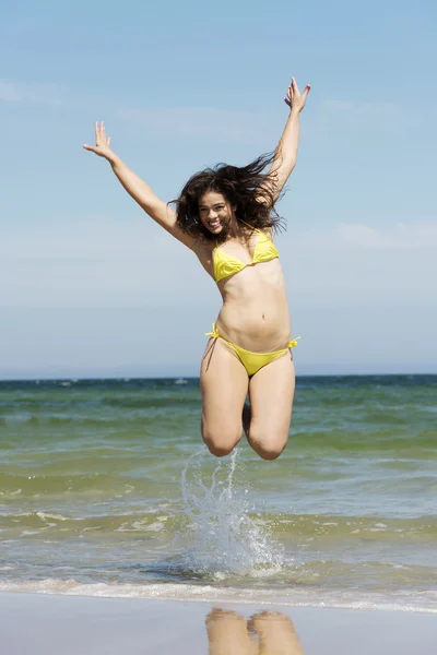 Summer woman in swimsuit jumping over seaside. — Stock Photo, Image