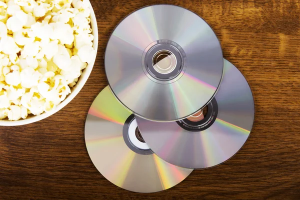 Picture of popcorn in a bowl and CDs. — Stock Photo, Image