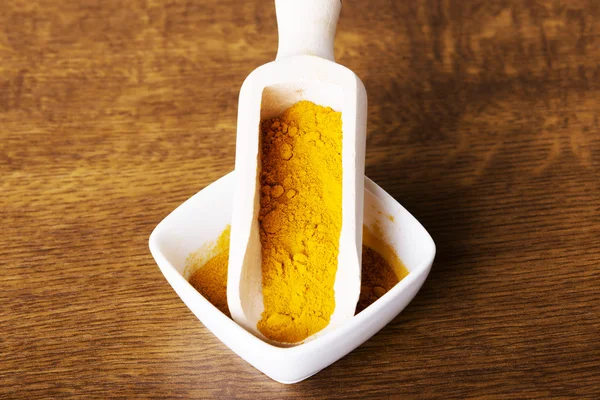 Curcuma, curry, épice jaune-orange dans un bol . — Photo