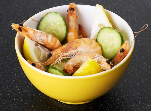 Fresh shrimps in a bowl. — Stock Photo, Image