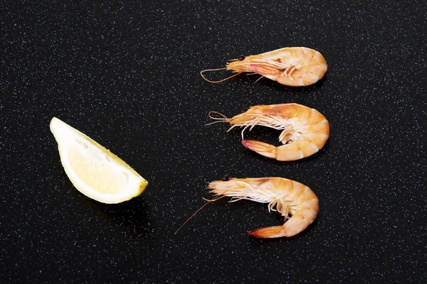 Fresh shrimps with lemon. — Stock Photo, Image