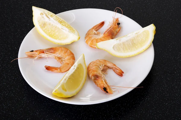 Fresh shrimps with lemon. — Stock Photo, Image