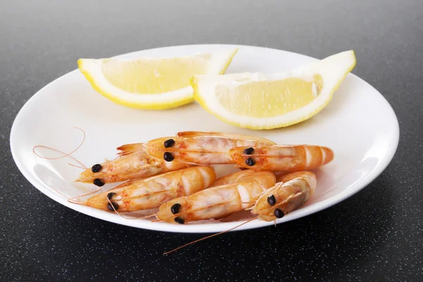 Fresh shrimps with lemon. — Stock Photo, Image