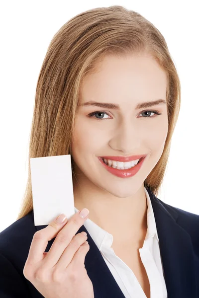 Mooie Kaukasische zakenvrouw houden persoonlijke kaart. — Stockfoto