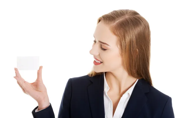 Bonita mulher de negócios caucasiana segurando cartão pessoal . — Fotografia de Stock