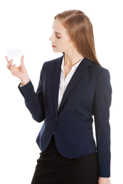 Beautiful caucasian business woman holding personal card. — Stock Photo, Image