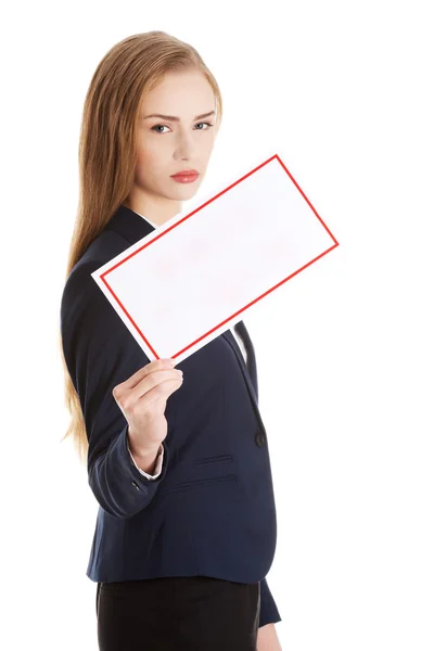 Mooie Kaukasische zakenvrouw houdt leeg wit bord. — Stockfoto