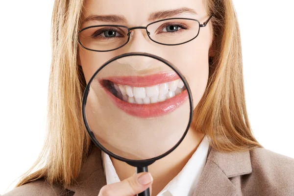 Beautiful caucasian business woman with magnifying glass. — Stock Photo, Image