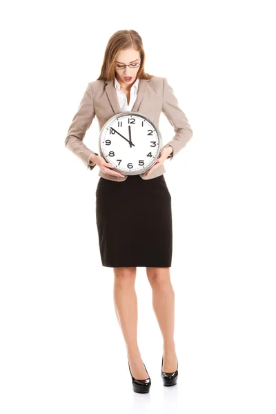 Joven mujer de negocios caucásica celebración del reloj . —  Fotos de Stock