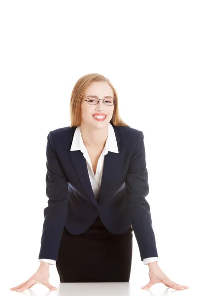 Mulher de negócios bonita dobrando-se sobre a mesa . — Fotografia de Stock