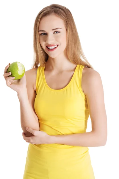 Mulher branca causal bonita segurando maçã verde fresca com mordida ausente — Fotografia de Stock