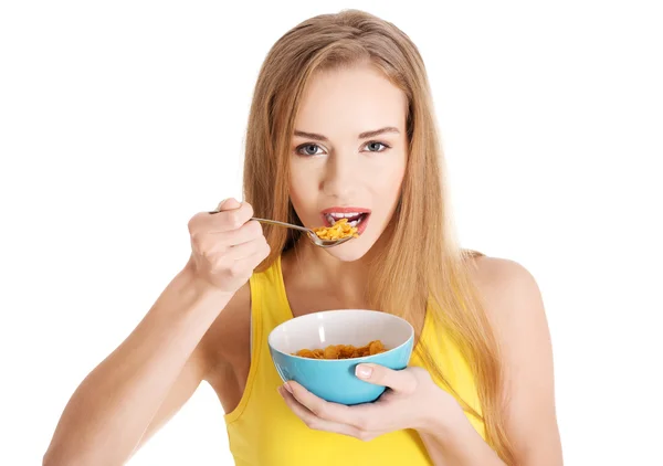 Schöne kaukasische schlanke Frau essen Cornflakes. — Stockfoto