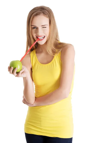애플에서 주스를 마시는 아름 다운 백인 캐주얼 슬림 여성 — 스톡 사진