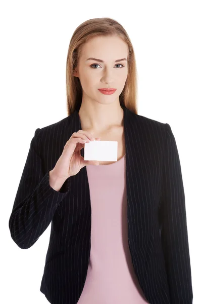 Hermosa mujer de negocios sosteniendo pequeña tarjeta personal vacía . —  Fotos de Stock