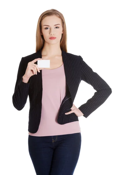 Hermosa mujer de negocios sosteniendo pequeña tarjeta personal vacía . — Foto de Stock