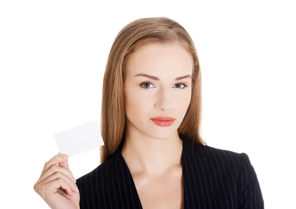 Vacker affärskvinna som håller små tomma personligt kort. — Stockfoto