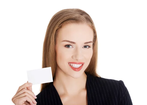 Όμορφης επιχειρηματικής γυναίκα που κρατά μικρή άδειο προσωπική κάρτα. — Φωτογραφία Αρχείου