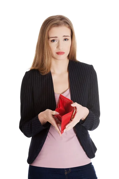 Hermosa mujer de negocios caucásica comprobando su cartera roja vacía — Foto de Stock