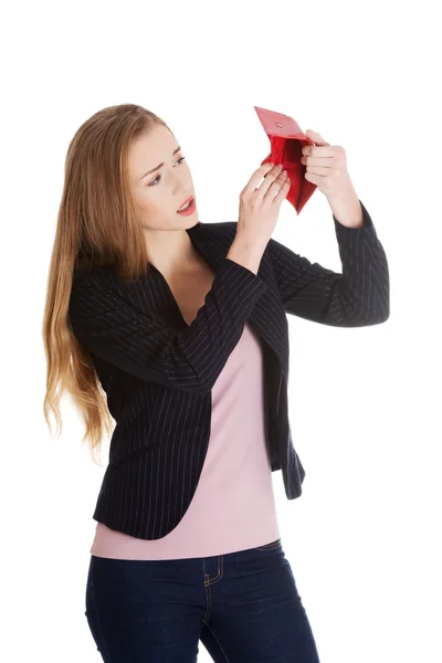 Hermosa mujer de negocios caucásica comprobando su cartera roja vacía —  Fotos de Stock