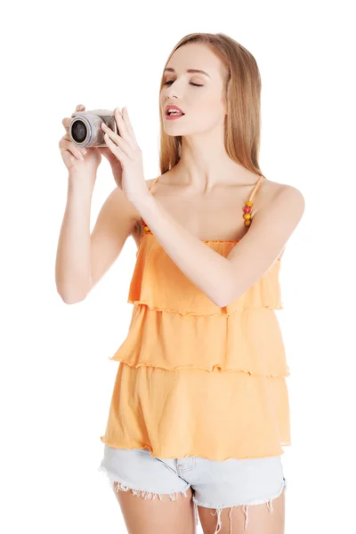 Hermosa mujer de verano caucásica tomando fotos . — Foto de Stock