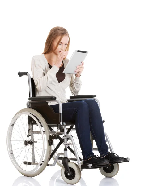 Schöne, lässige Frau im Rollstuhl mit Tablet. — Stockfoto