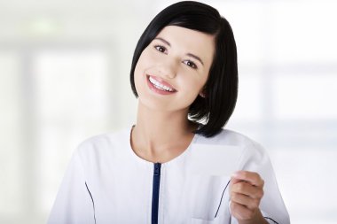 kadın doktor veya hemşire kartvizit holding