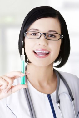 Genç mutlu doktor veya hemşire holding şırınga